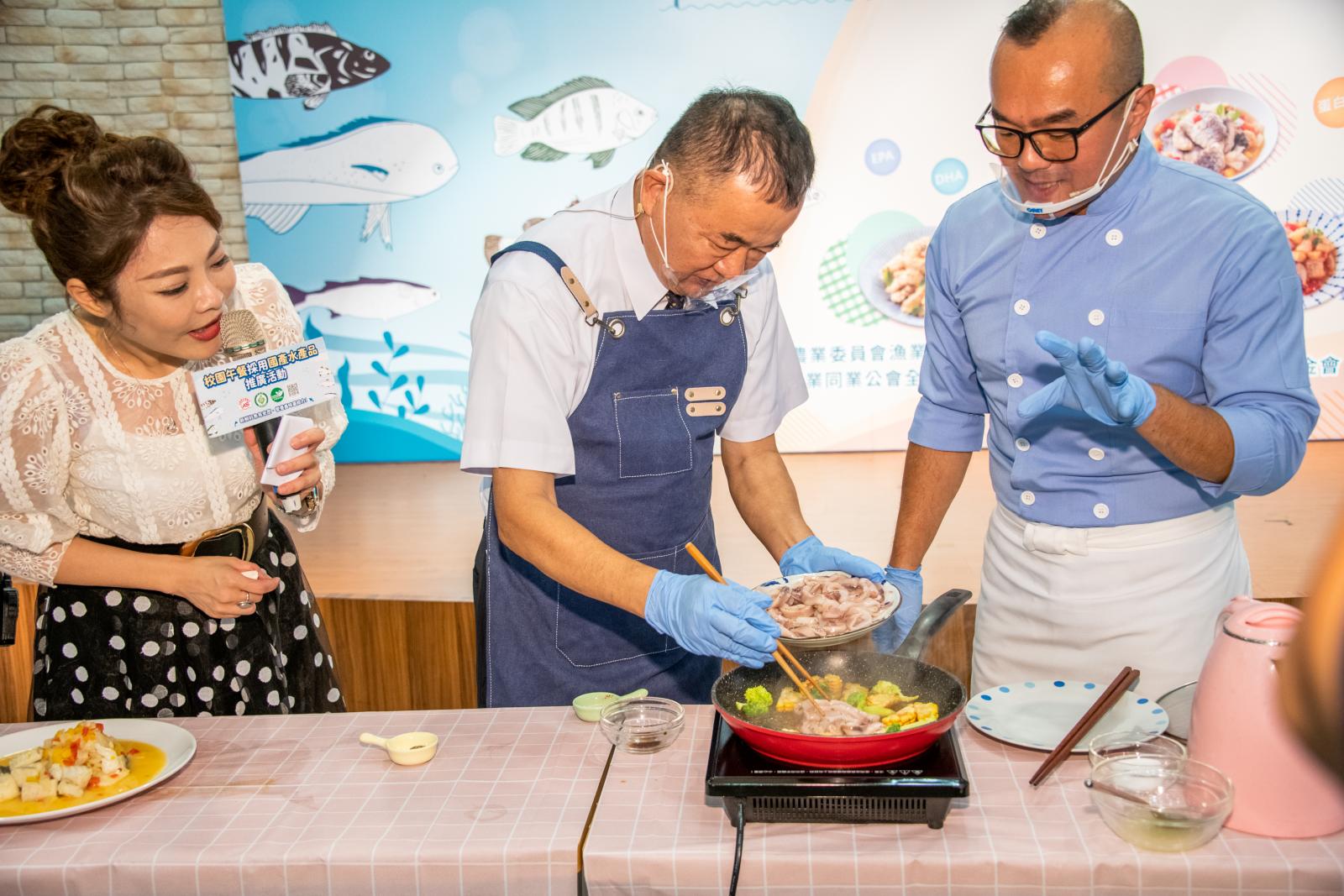 行政院農業委員會張致盛署長與主廚小周師示範適合進入校園的國產水產品簡易料理