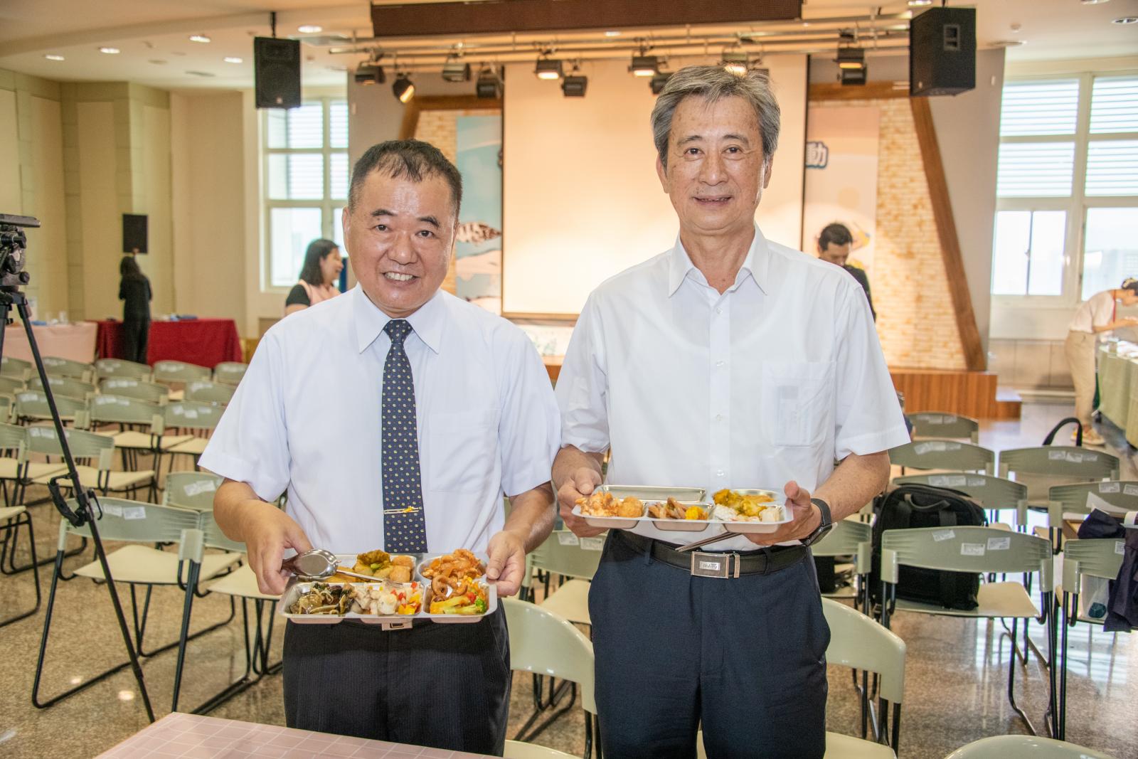 行政院農業委員會張致盛署長與王正芳副署長推薦營養滿分的國產水產品校園料理菜色