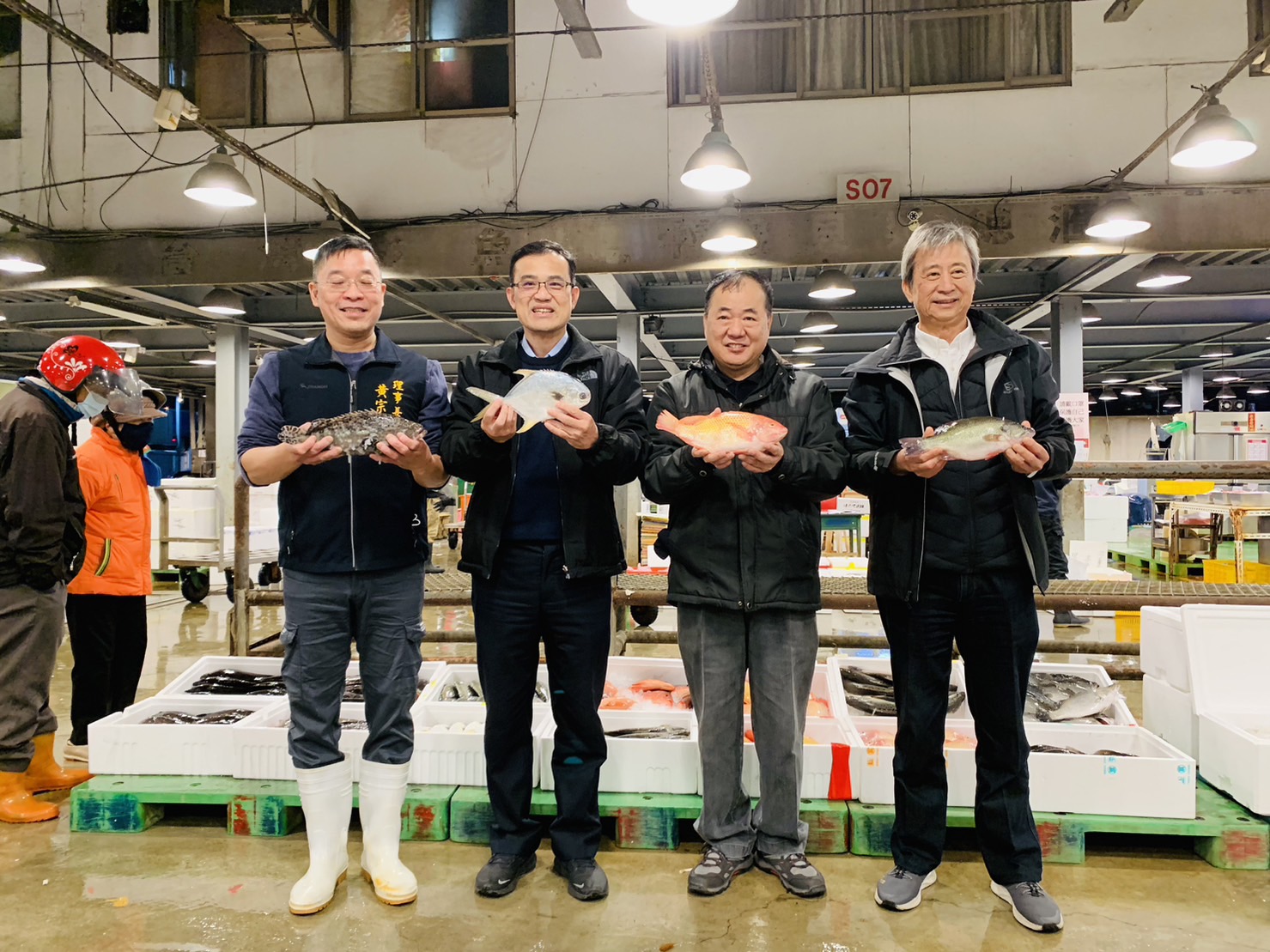 漁業署張致盛署長與中華民國全國漁會林啟滄總幹事一同向魚市攤商拜早年