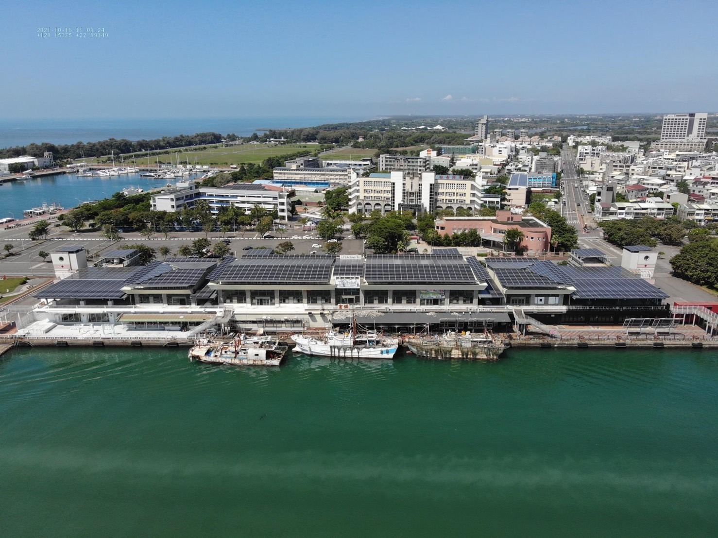 安平魚貨直銷中心設置屋頂型太陽光電系統案場空拍圖(圖片來源：東準科技股份有限公司提供)