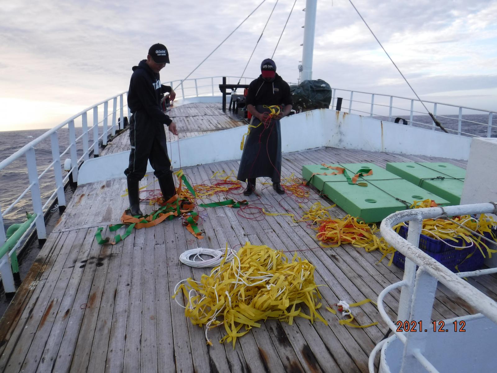 2.參與試驗之太平洋鮪延繩釣漁船準備避鳥繩(觀察員許坤發攝)